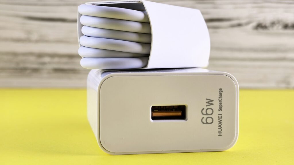 Gros plan sur un chargeur de téléphone posé sur une table