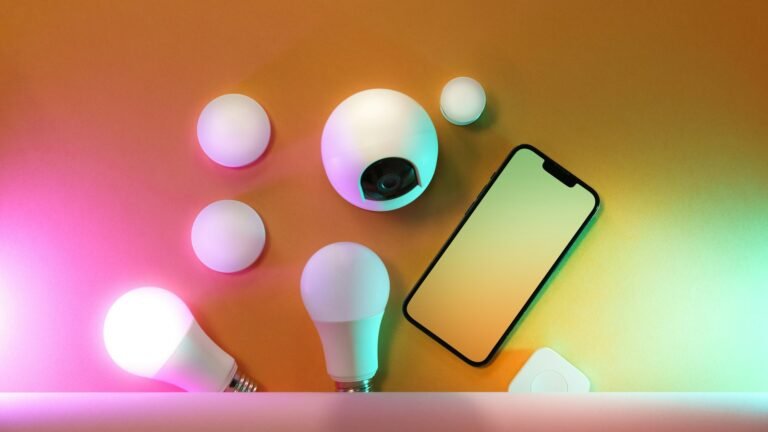Smartphone posé sur une table à côté d'ampoules