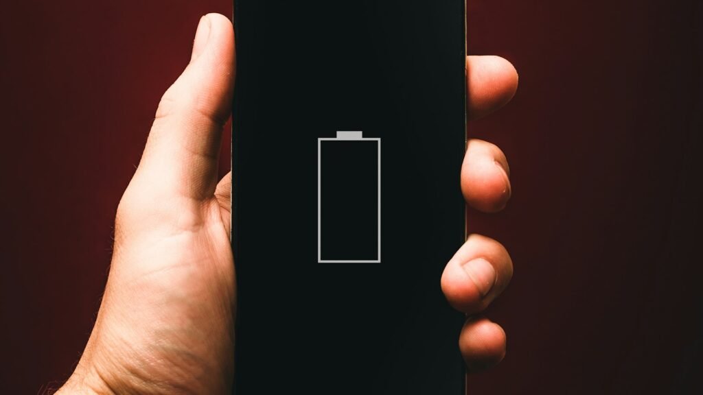 Main tenant un smartphone à la batterie faible