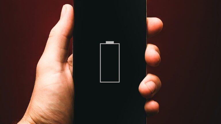 Main tenant un smartphone à la batterie faible