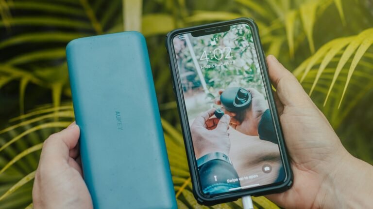 Smartphone noir et batterie externe verte en gros plan