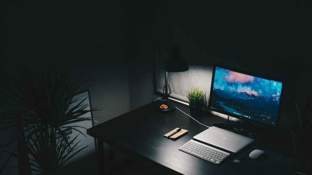 Bureau équipé d'un écran d'ordinateur et d'un clavier