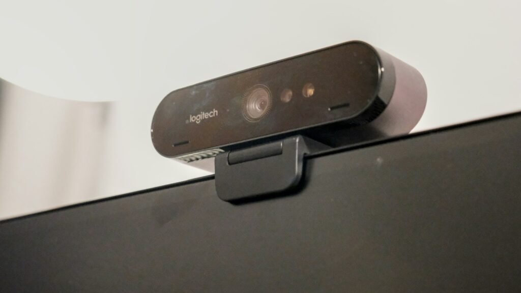 Webcam fixée en haut d'un écran d'ordinateur