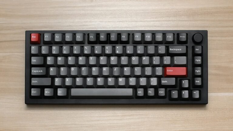 Clavier d'ordinateur posé sur une table en bois