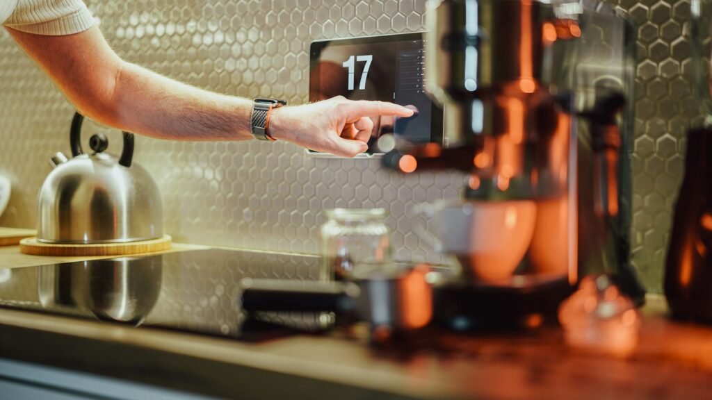 Personne appuyant sur le bouton d'une machine à café