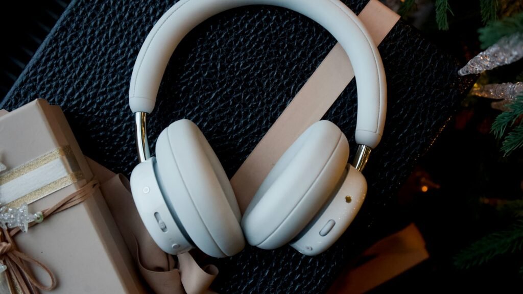 Casque audio blanc posé sur des boîtes cadeaux