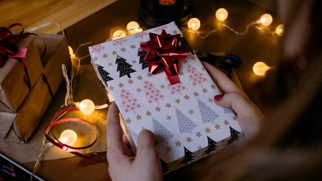 Mains tenant une boîte cadeau emballée