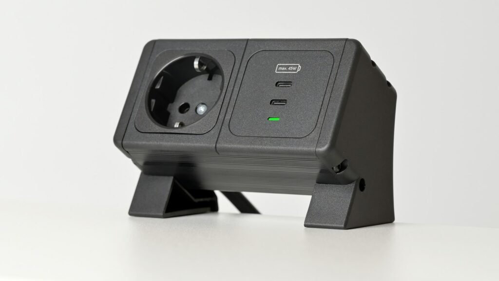 Adaptateur électrique noir avec deux prises et des ports USB