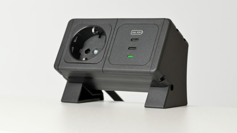 Adaptateur électrique noir avec deux prises et des ports USB