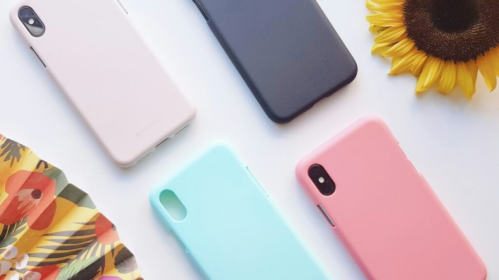 Quatre coques de smartphone de couleurs différentes