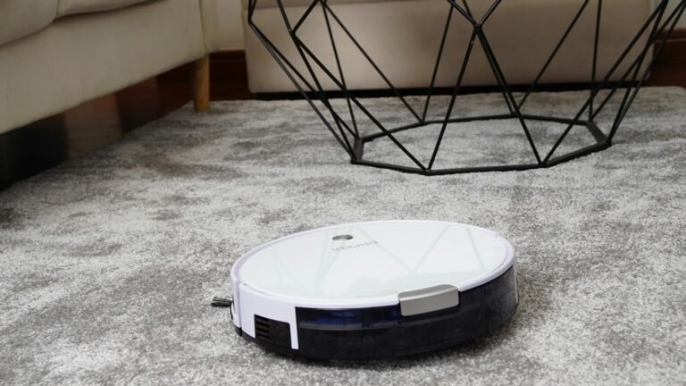 Robot aspirateur blanc sur un tapis