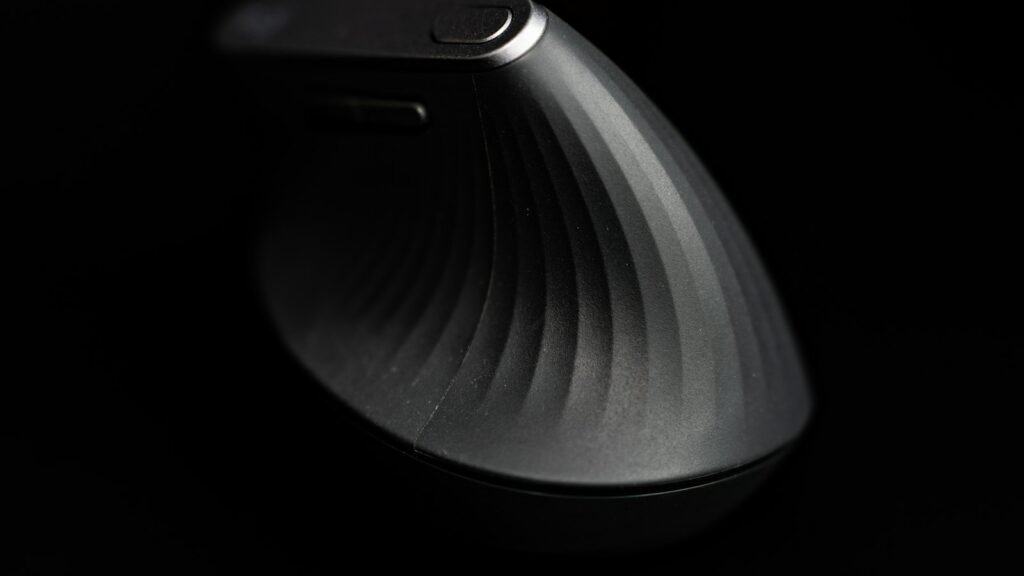 Souris ergonomique sur fond noir