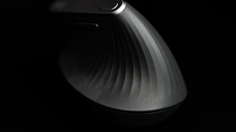 Souris ergonomique sur fond noir