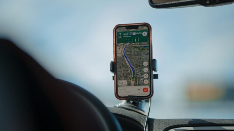 Smartphone affichant un itinéraire GPS sur le tableau de bord d'une voiture