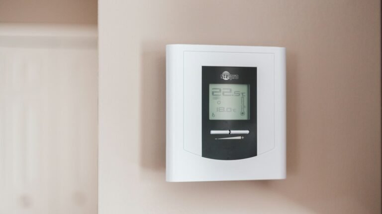 Thermostat mural blanc et gris affichant 19,5 degrés